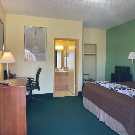 Relax Inn Dilley Exterior photo